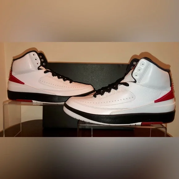 AIR JORDAN 2 RETRO “CHICAGO” BRAND NEW GRADE SCHOOL SIZE 7Y - Picture 1 of 2
